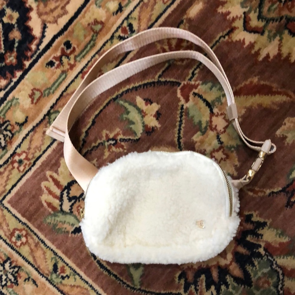 NWOT- Wantable fleece hip/crossbody bag